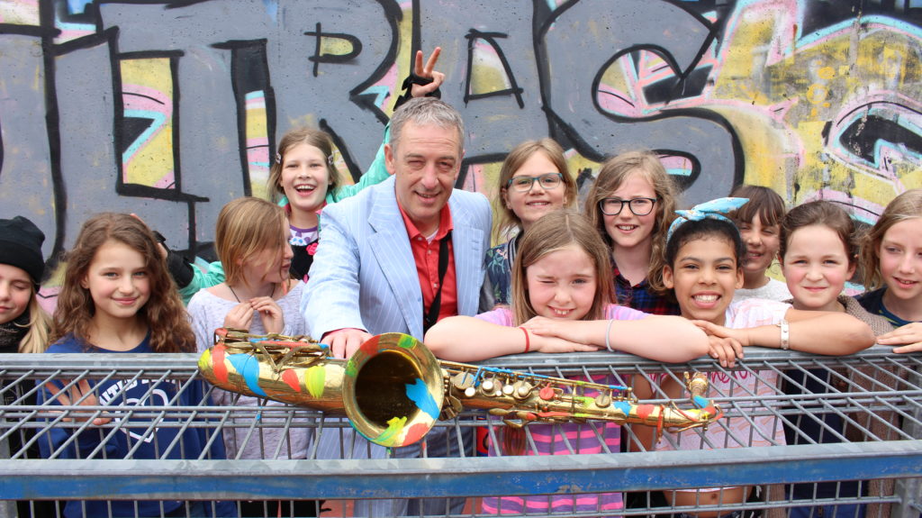 Saxofoon voor een zwarte achtergrond - zwart wit